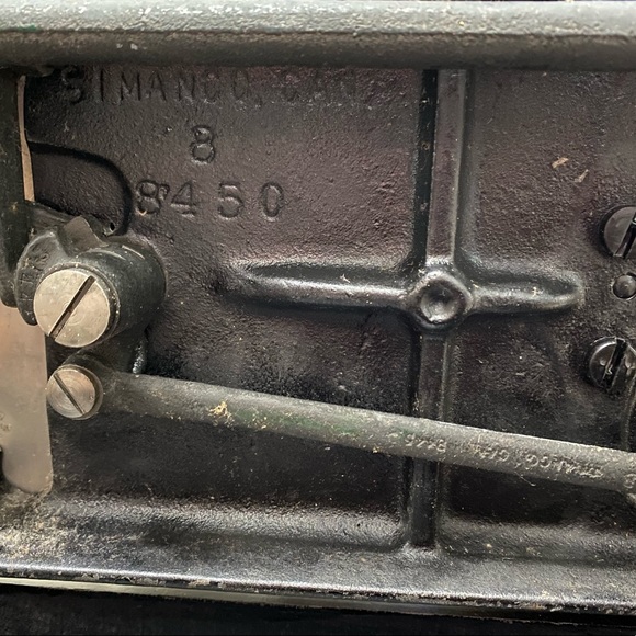 MAKE ME AN OFFER!!! Super cool antique sewing machine - Picture 5 of 8